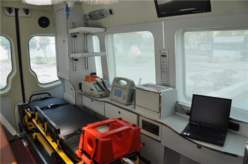 昭苏县救护车内部
